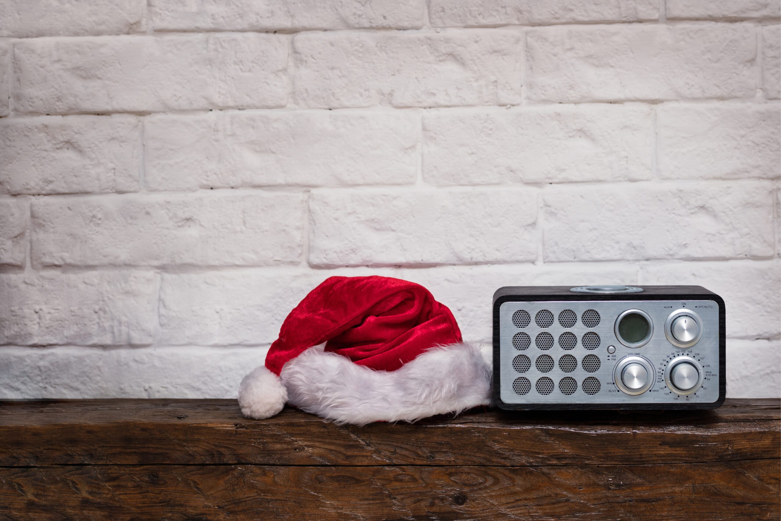 Le pubblicità radio servono a brand e aziende per entrare nel cuore delle persone nel periodo natalizio